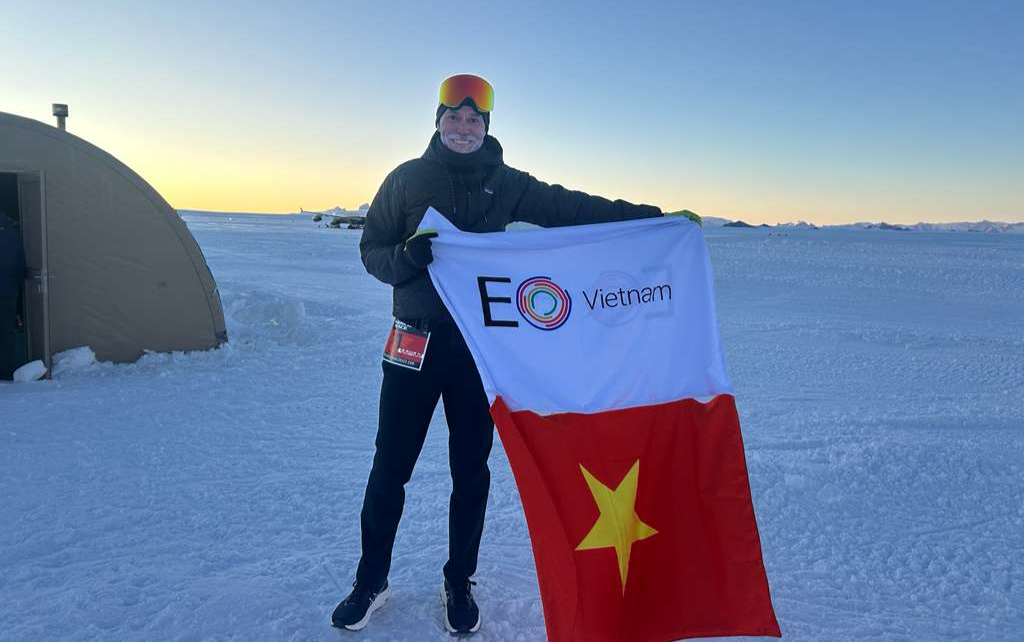 Runners crossing the ice in Antarctica