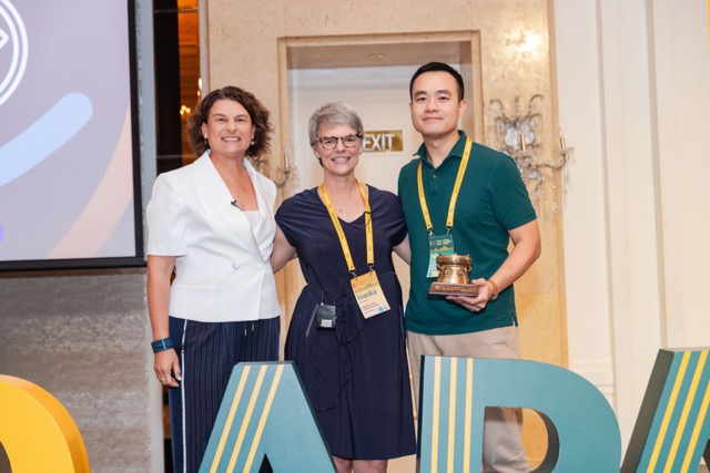 Chapter president Nhan receiving an award at the summit